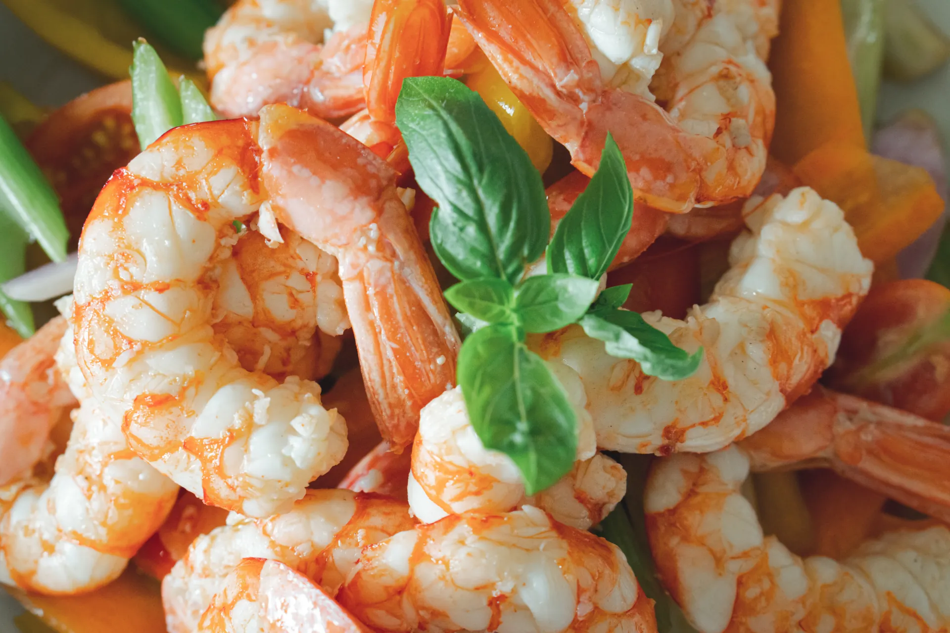 Gamberi bolliti con foglie di basilico