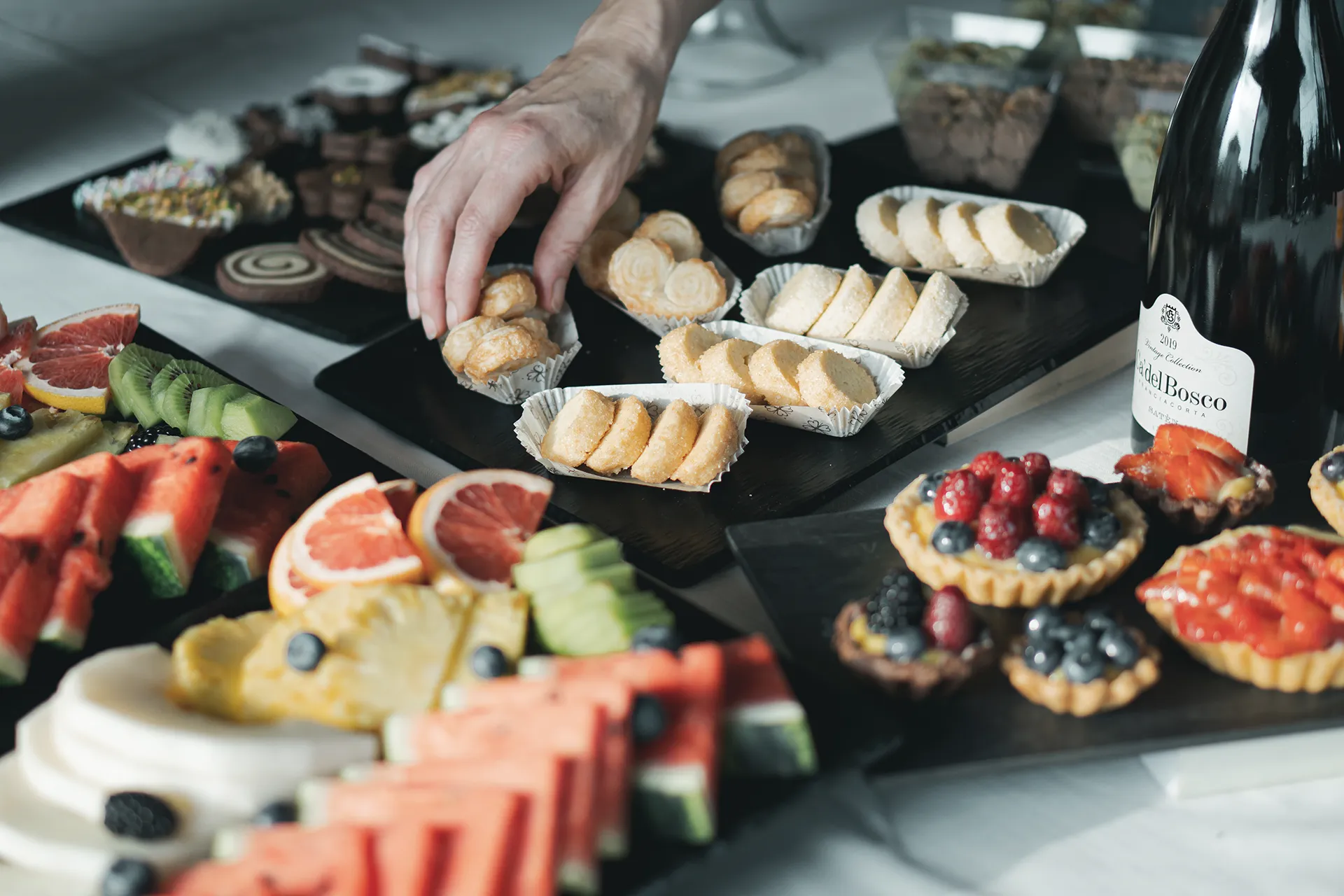 Pasticceria fresca accompagnata da frutta tagliata