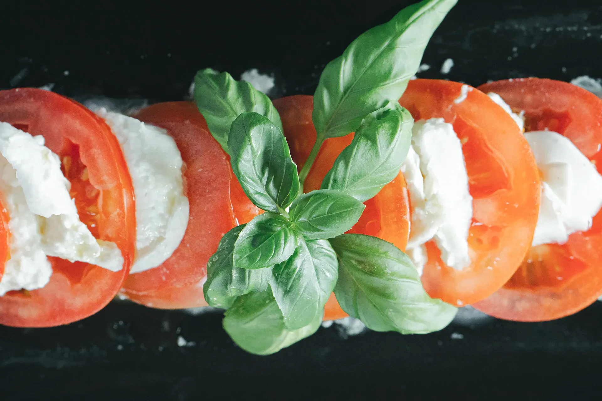 Caprese con foglie di basilico