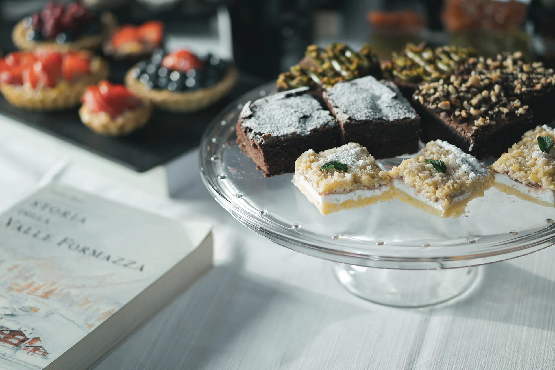 Presentazione di dolci assortiti: crostatine, brownies e torte