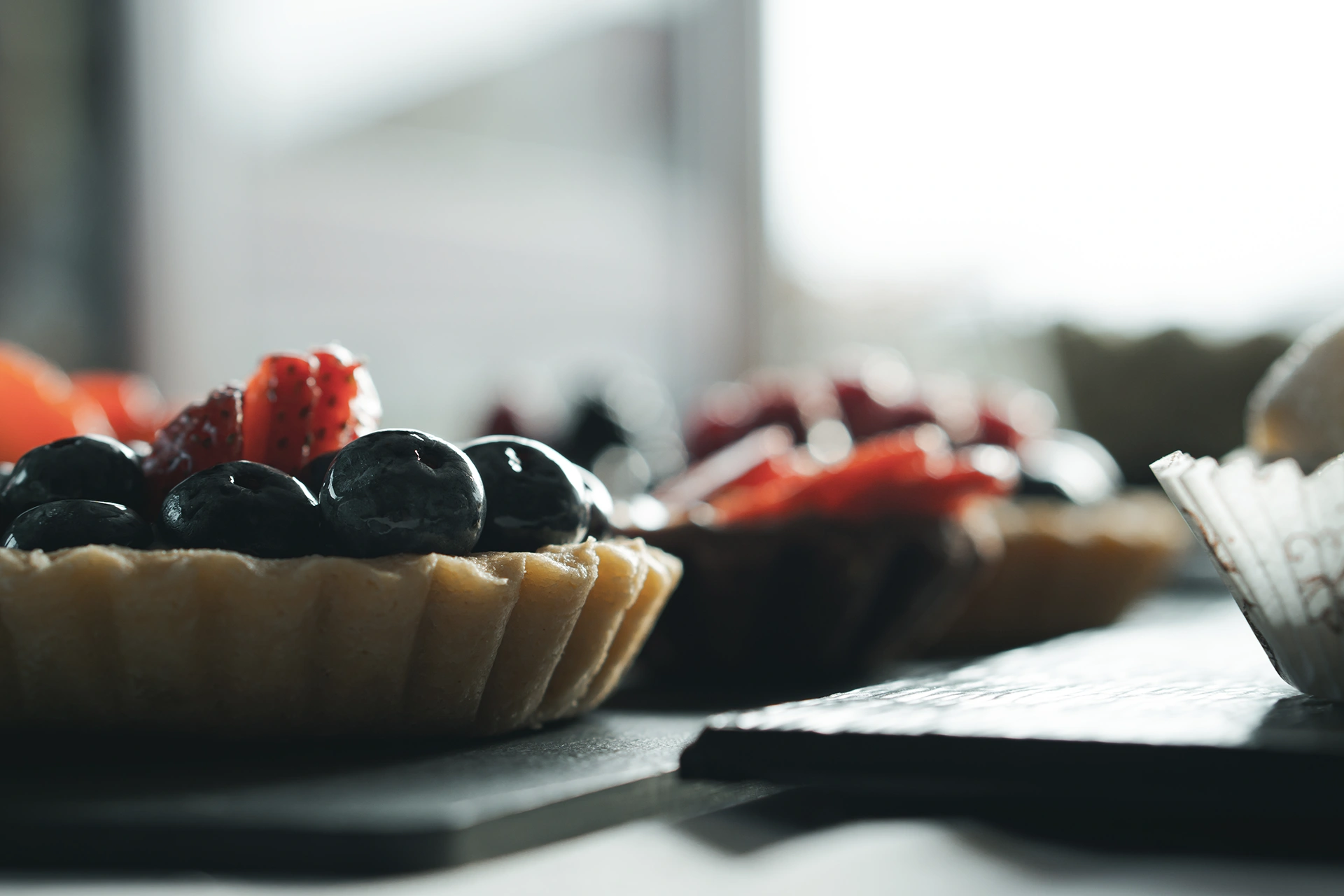 Crostatine con crema, mirtilli e fragole