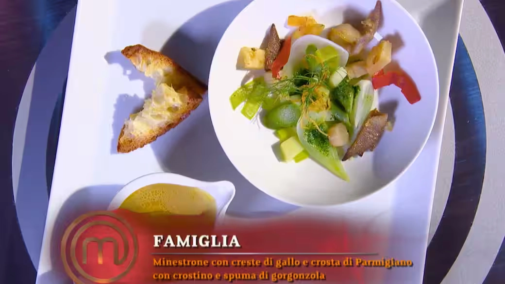 Minestrone con creste di gallo e crosta di Parmigiano con crostino e spuma di gorgonzola