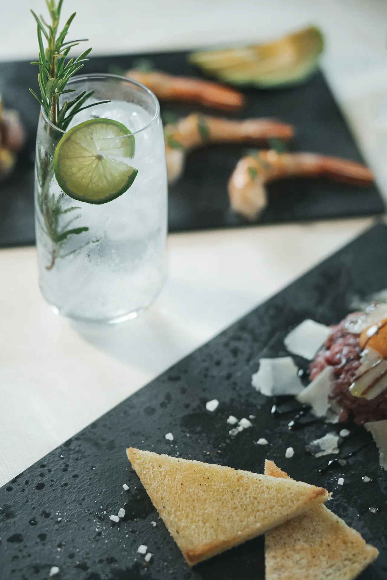 Gin tonic con rosmarino e lime