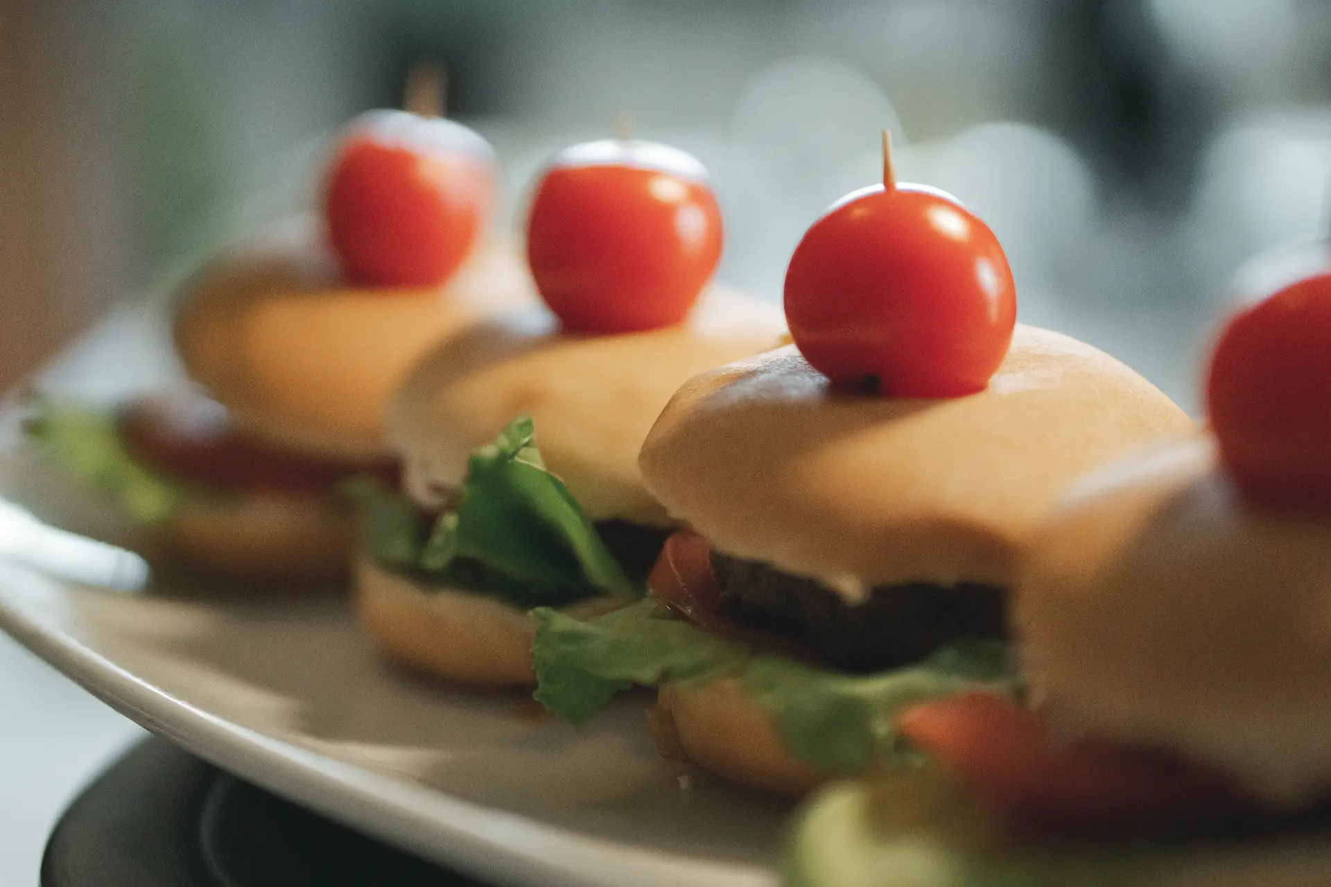 Mini hamburger con insalata e pomodorini