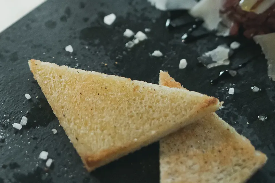 Pane tagliato triangolare per sandwitch.