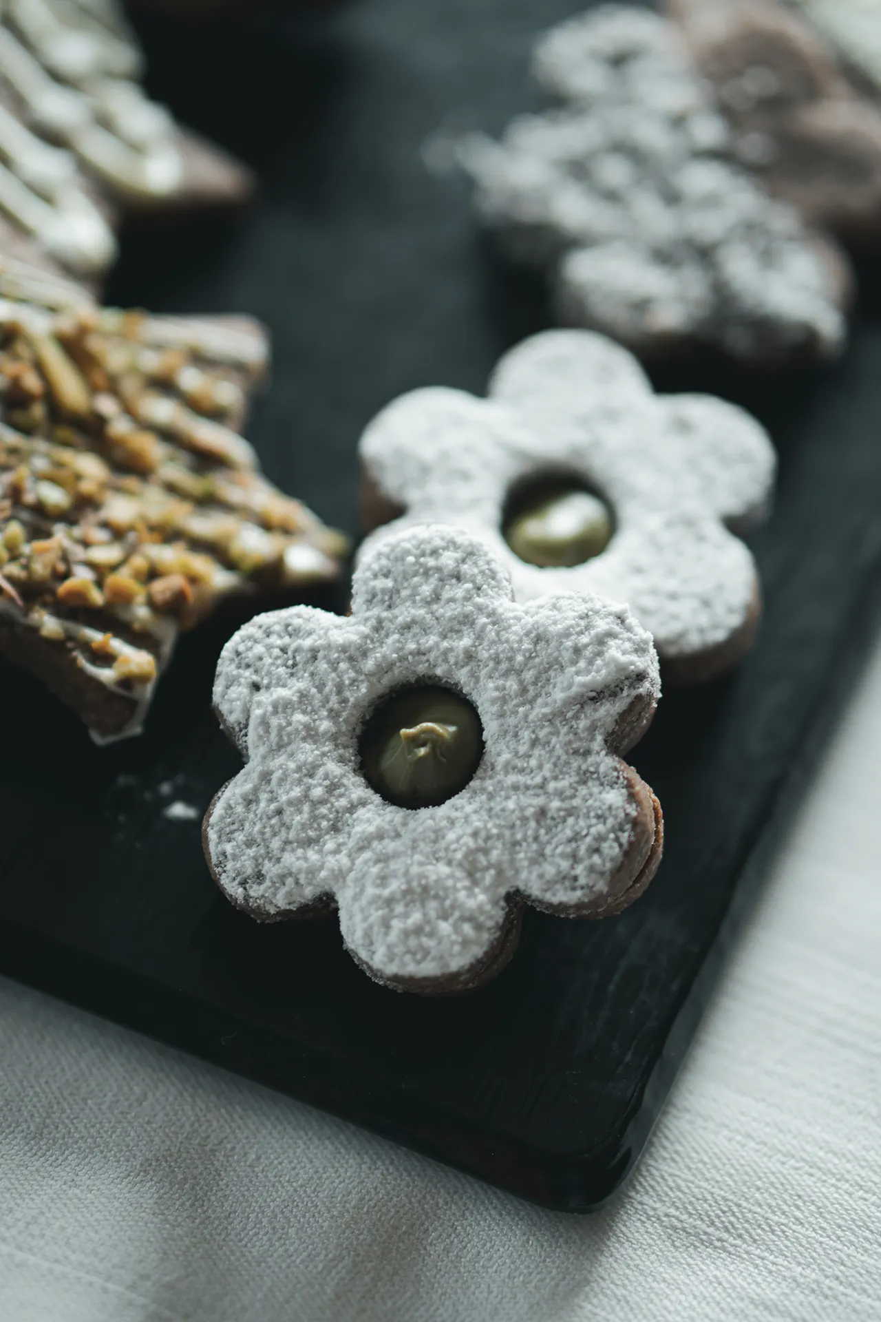 Biscotti secchi con crema di pistacchio e zucchero a velo