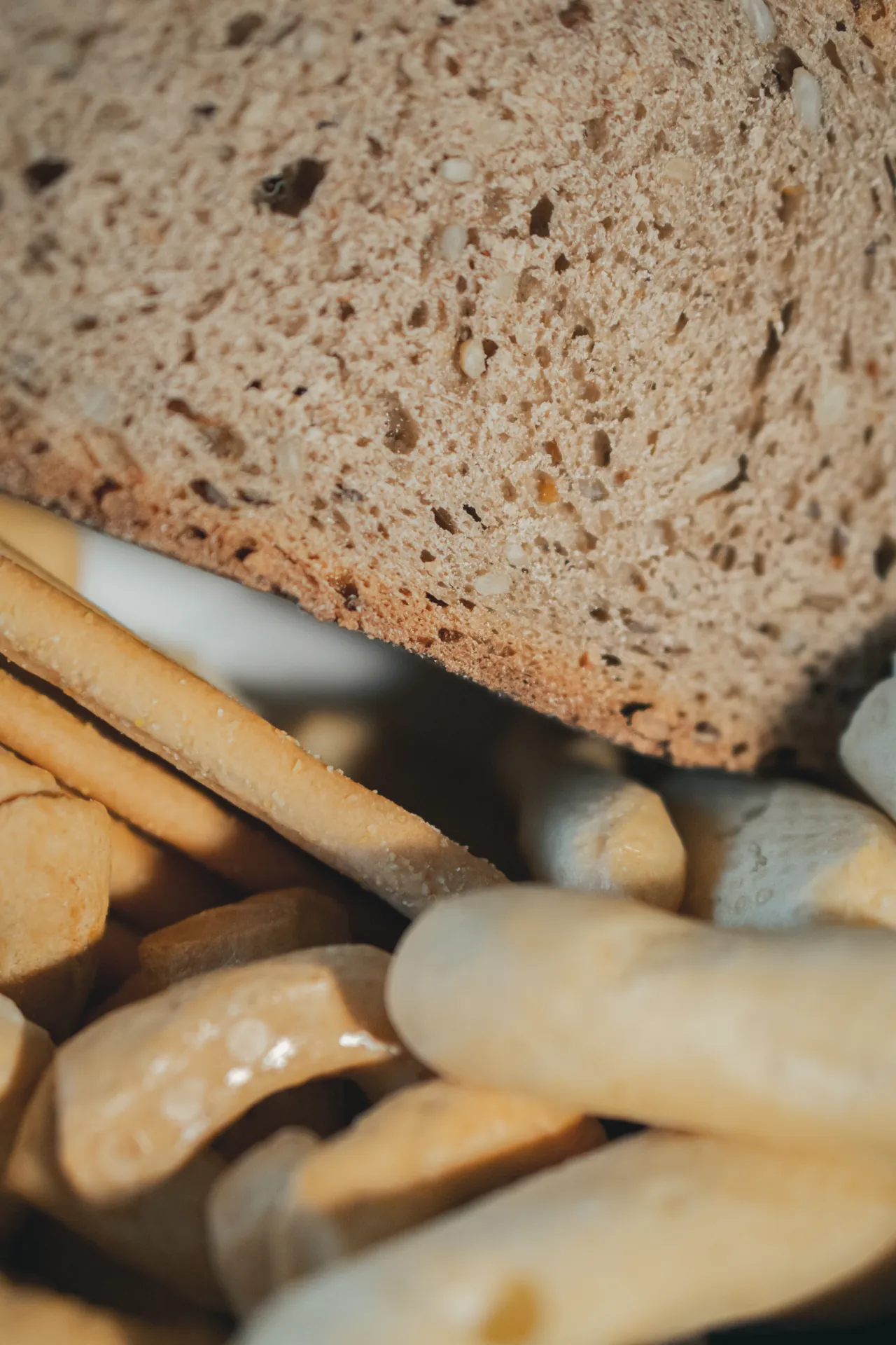 Selezione di pane e grissini freschi