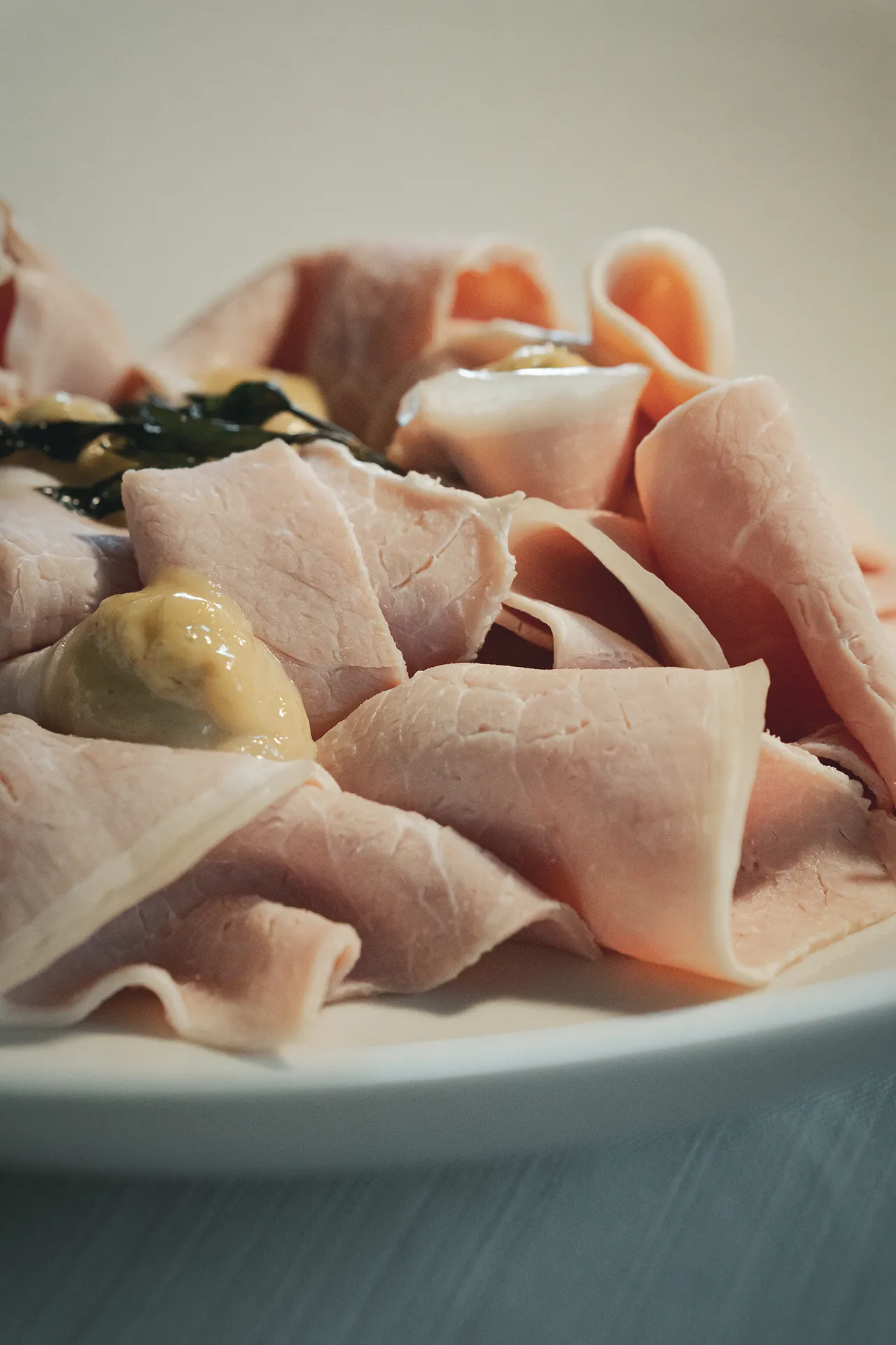 Carne affettata con salsa di accompagnamento