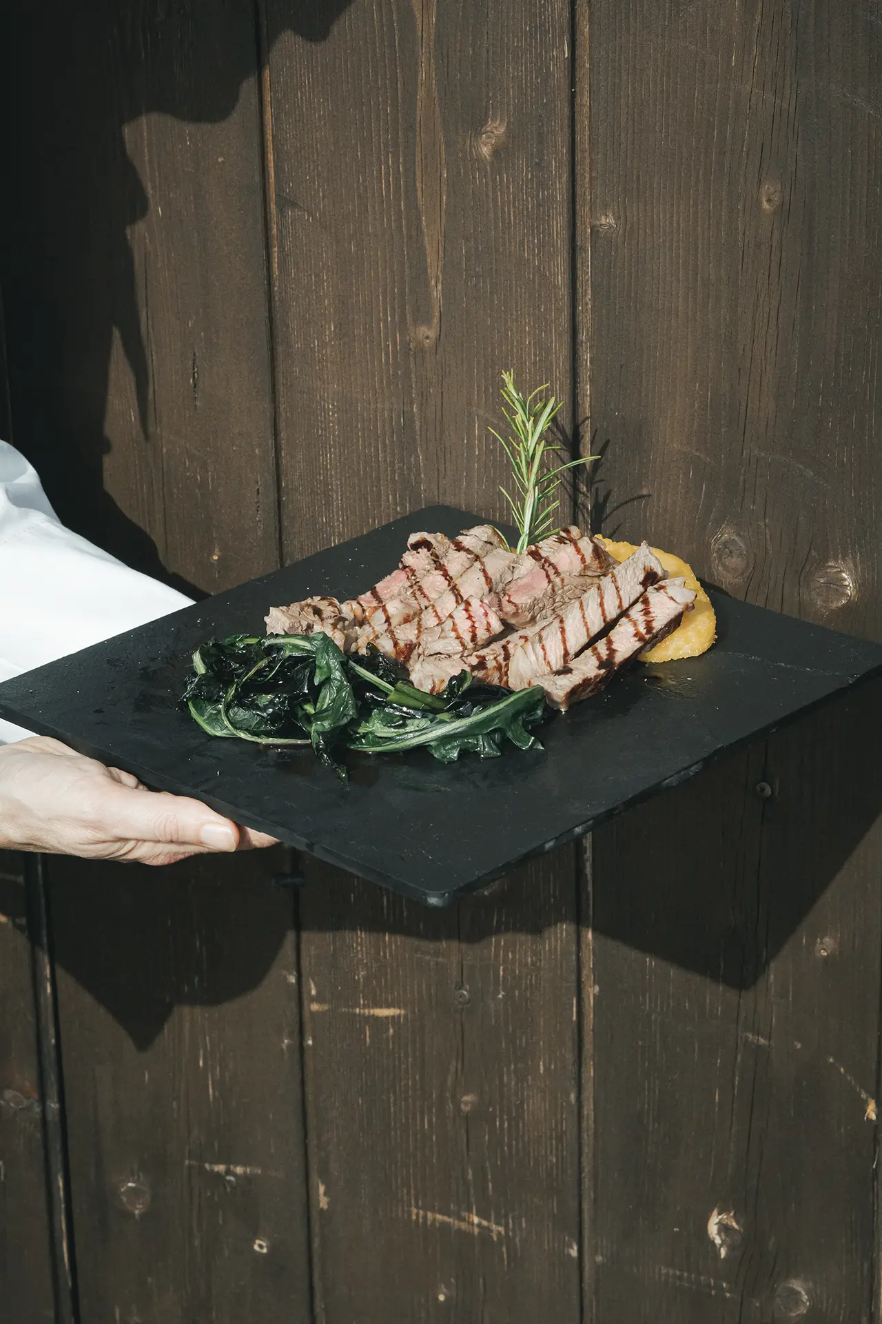 Tagliata di manzo con verdure e rosmarino