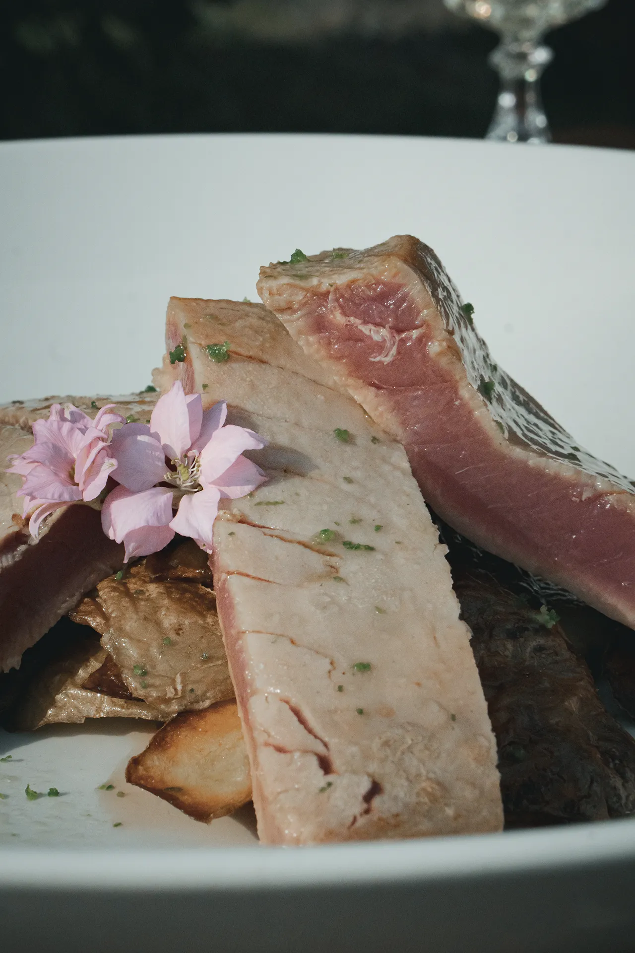 Tagliata di tonno presentata con decorazioni floreali