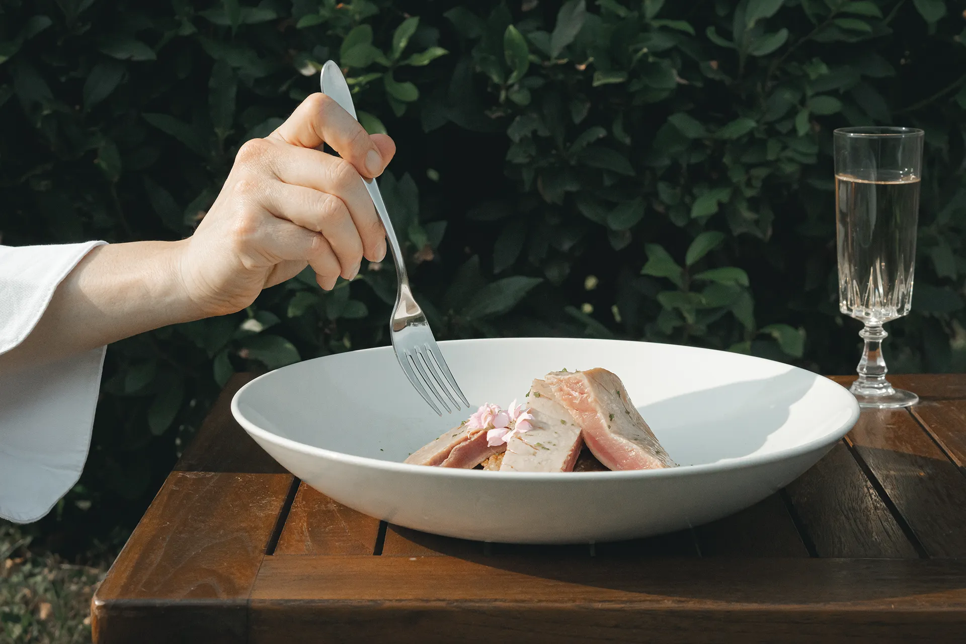 Tagliata di tonno impiattata con decorazioni floreali