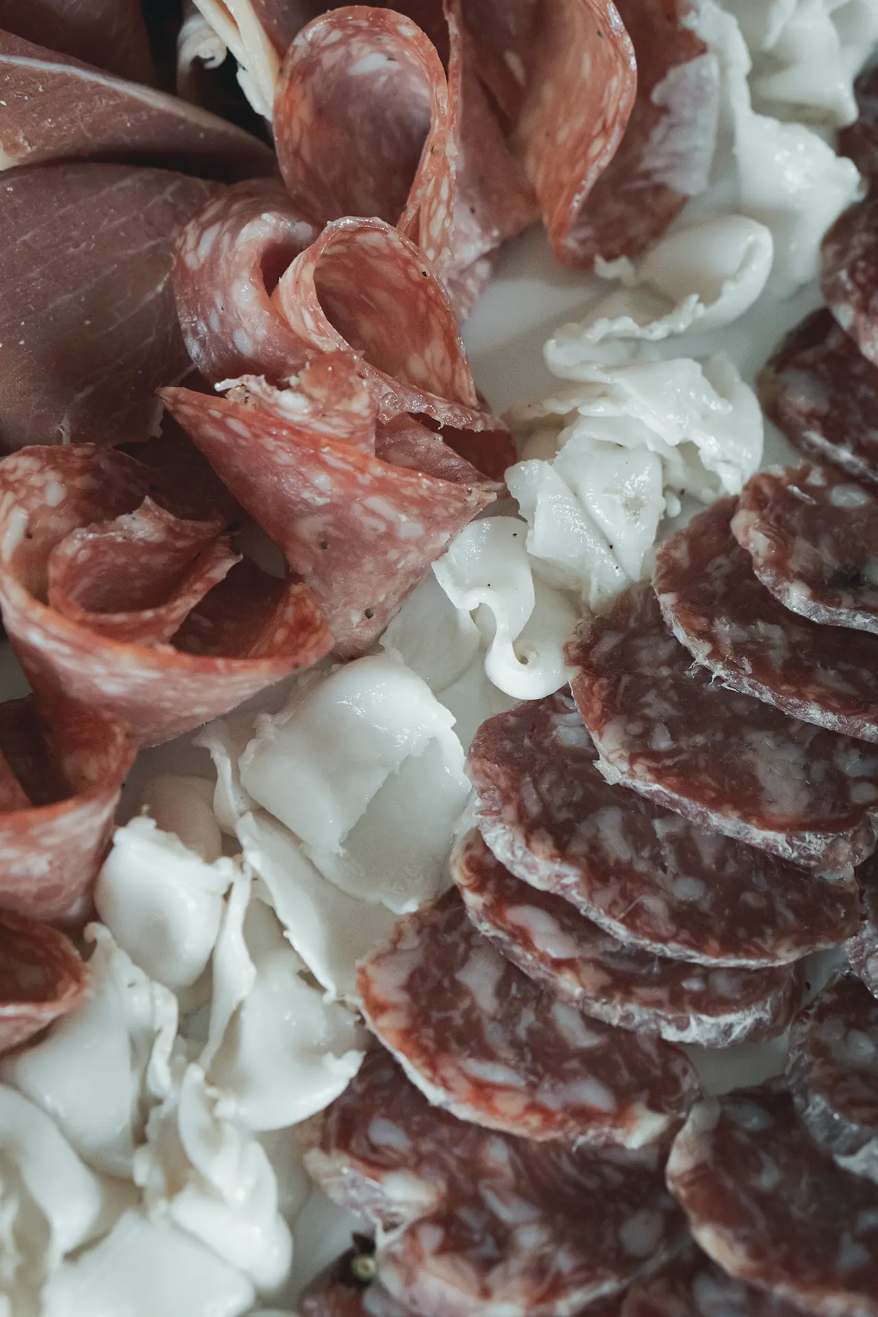 Piatto di affettati misti: prosciutto crudo, salame e lardo