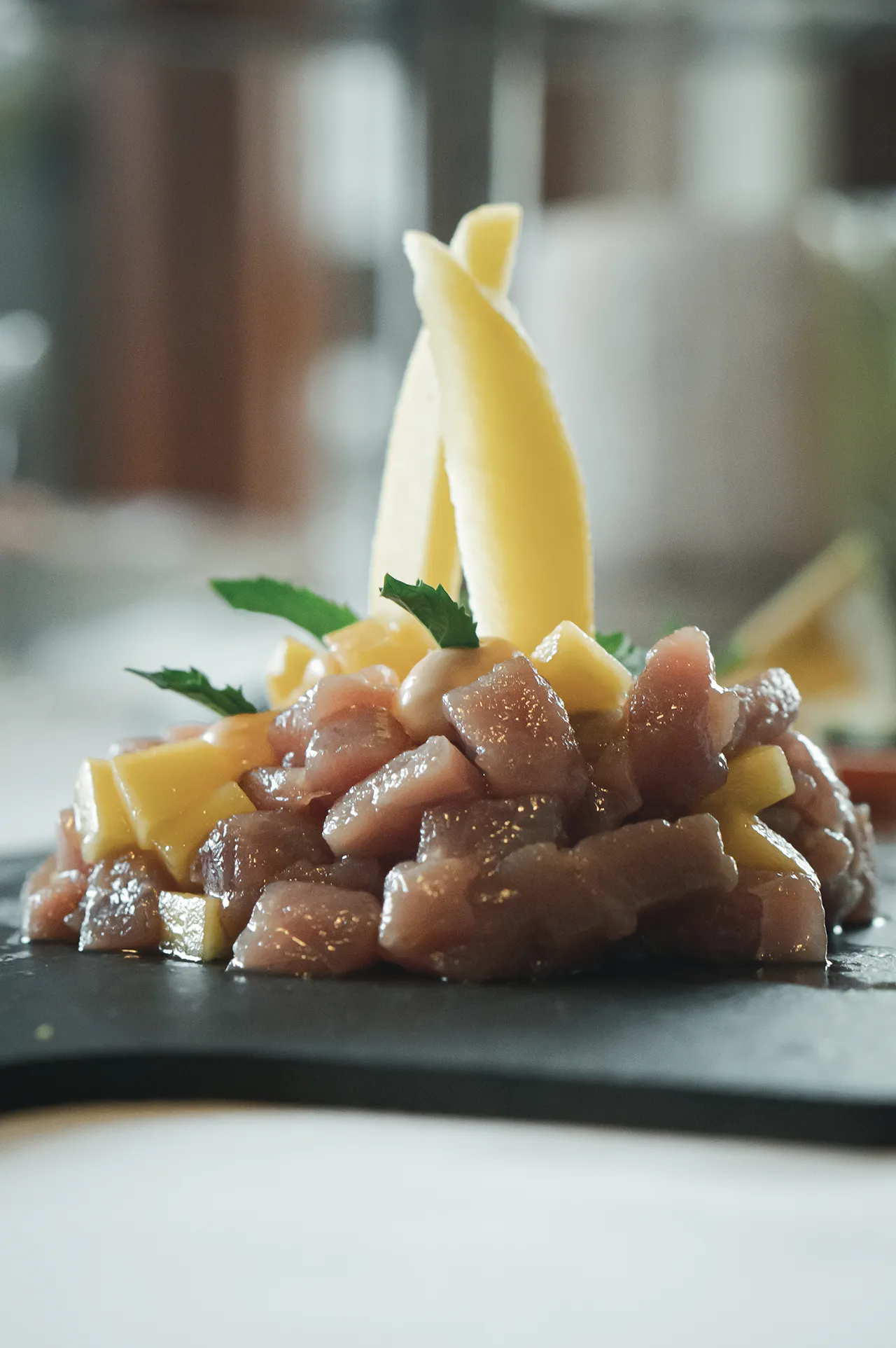 Tartarre di tonno con olio extravergine d'oliva e mango