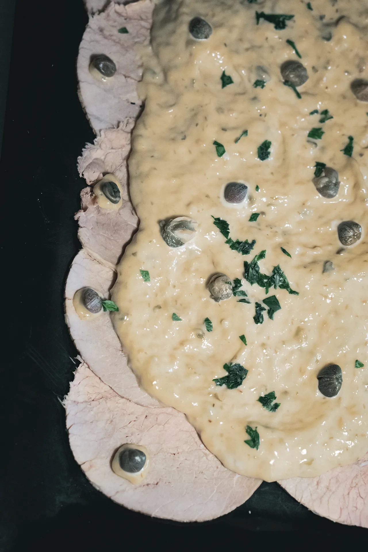 Vitello tonnato con capperi e prezzemolo